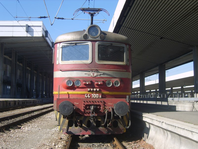 44 100